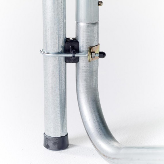 Fijación del poste de la red de protección a la estructura de la cama elástica Ovalie 490