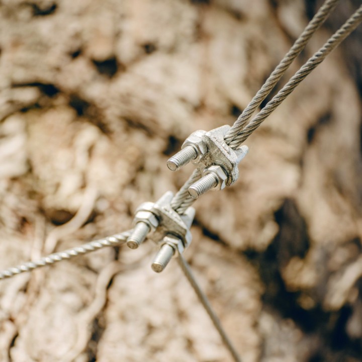 Abrazadera de cable tirolesa 