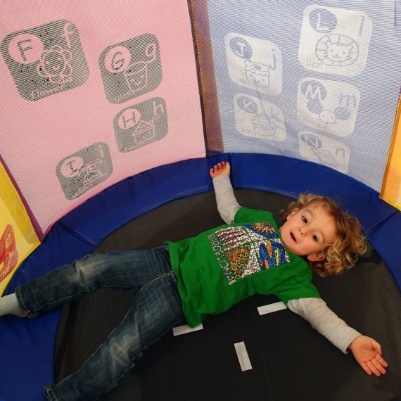 Cama elástica bebé con red multicolores 