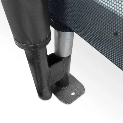 Detalle de la pata y la estructura reforzada de una cama elástica