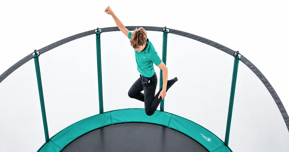 Niño saltando en una cama elástica France Trampoline