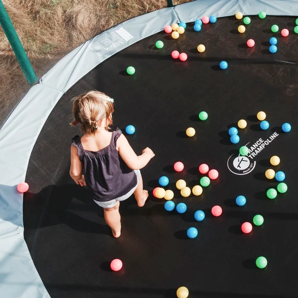 Niña jugando en una Fun Arena de France Trampoline