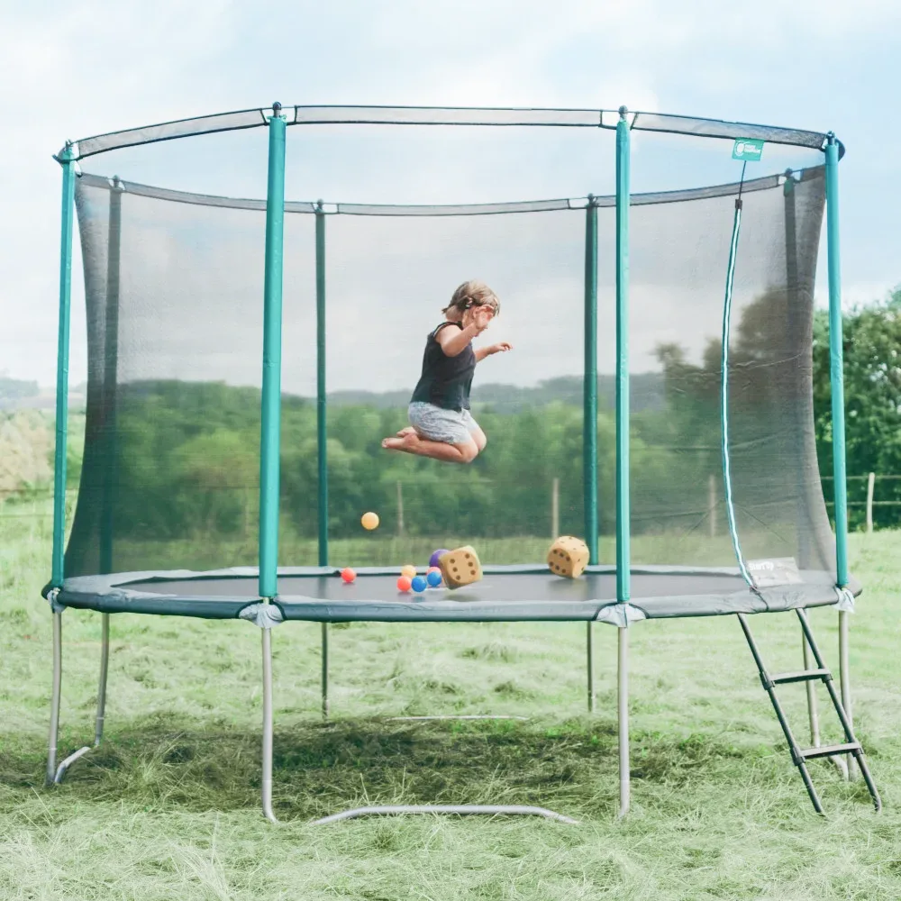 Cama elástica Start'Up 360 en un jardín